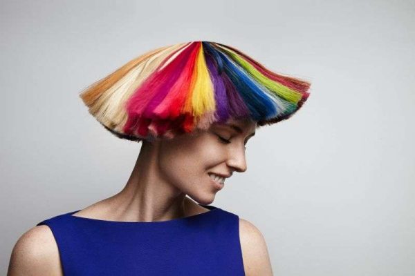 mujer-sacude-su-cabello-color-arcoiris_p